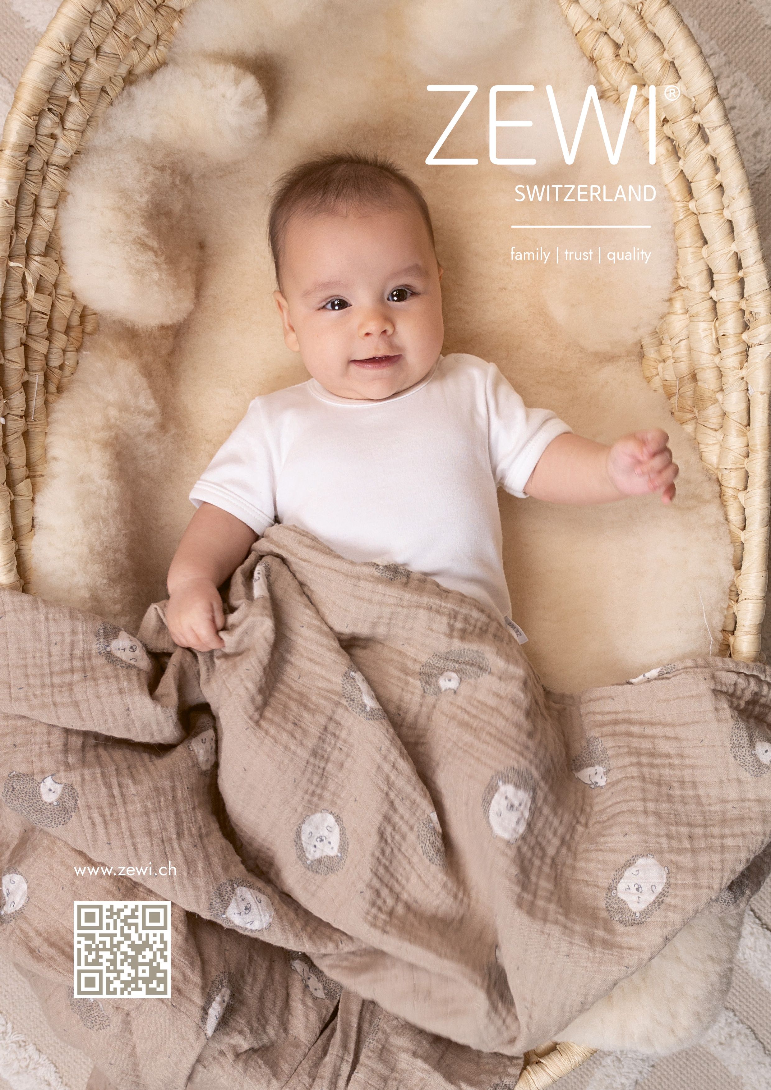 Glückliches Baby in Zewi-Bettwäsche mit Schafsstoff-Bett, Schweiz, familienfreundlich.